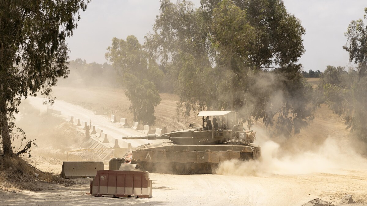 Un char israélien stationné en travers d'une route.