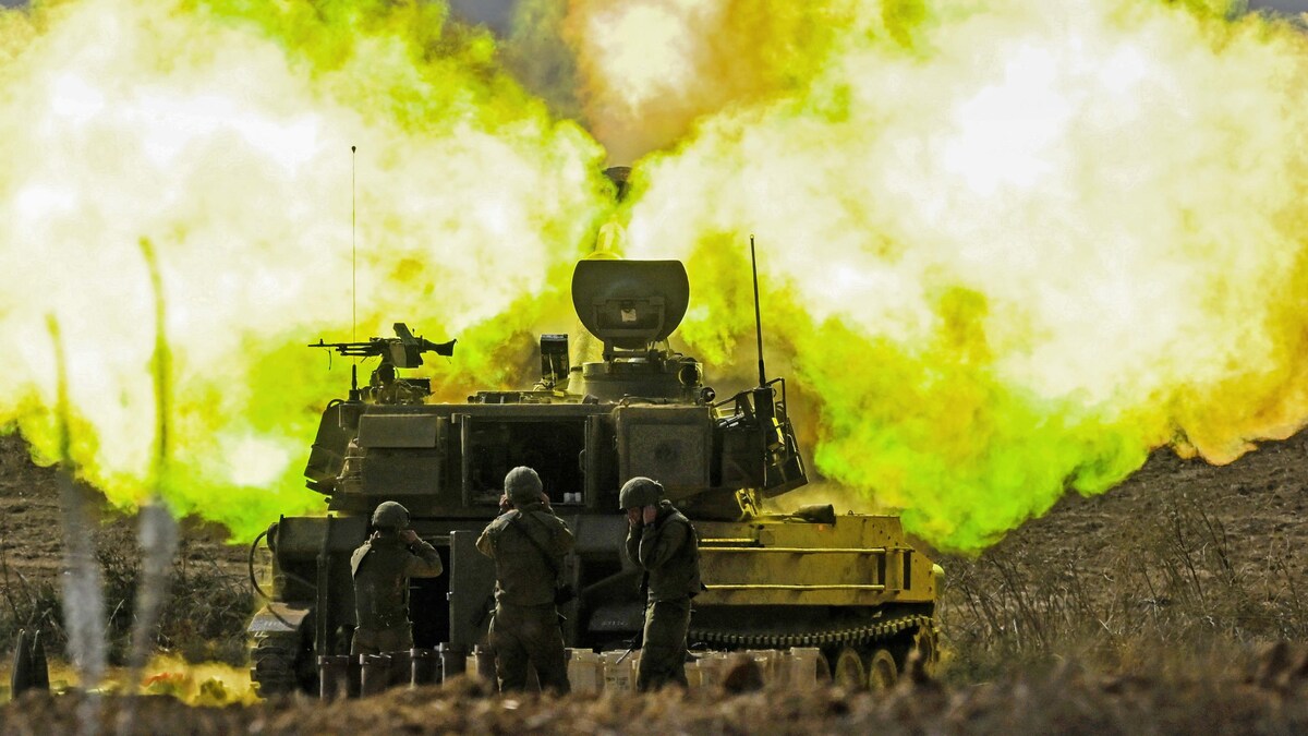 Une boule de feu devant un char. Tout près, des soldats se bouchent les oreilles.