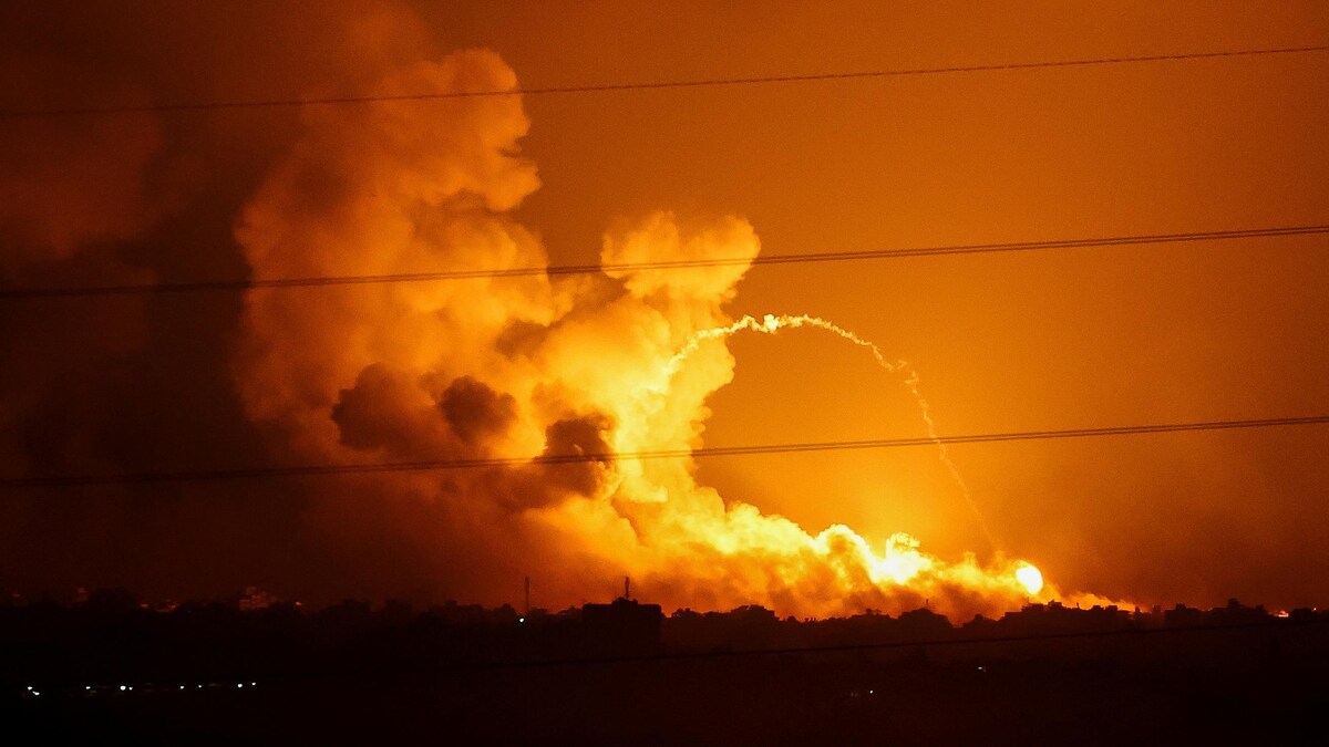 Fumée et flammes lors des frappes israéliennes dans la bande de Gaza.