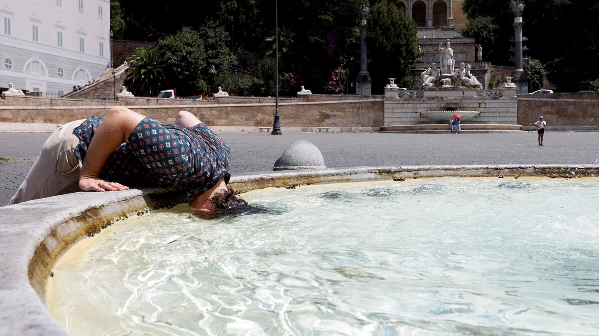 Un homme a plongé sa tête entière dans une fontaine publique.