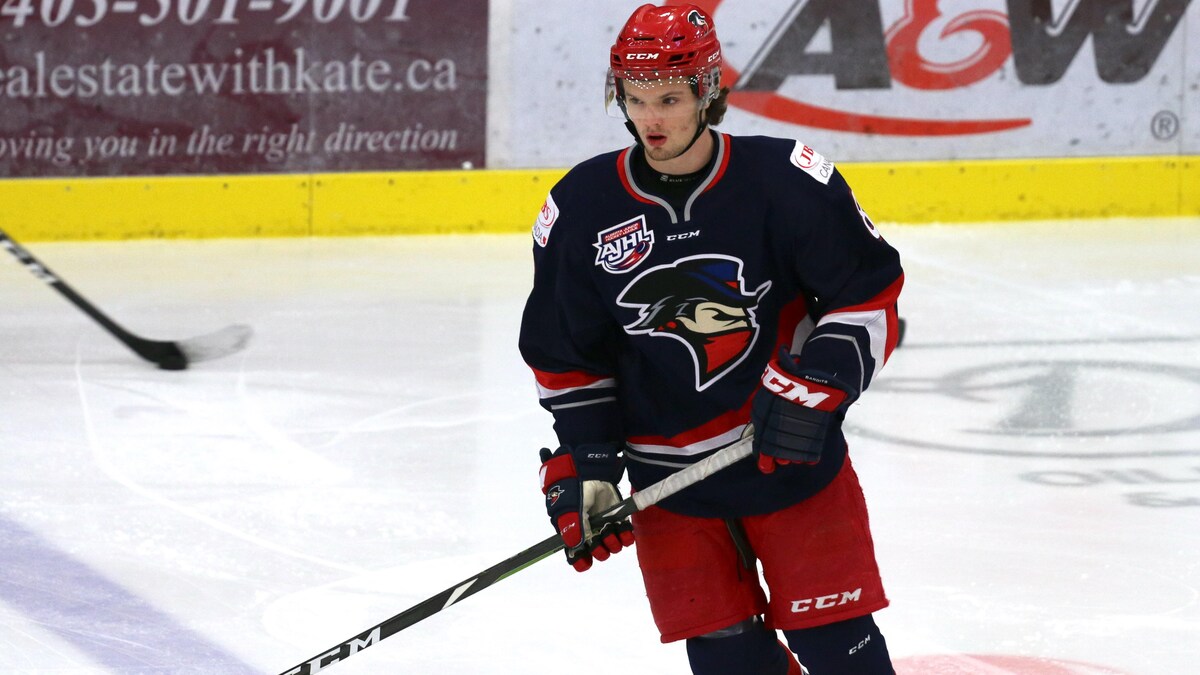 Jack Seymour sur la patinoire pendant un match des Bandits de Brooks.
