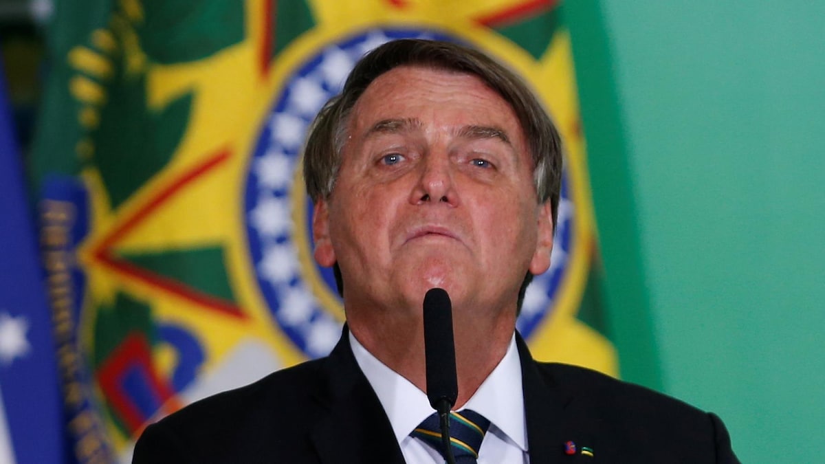 Jair Bolsonaro l'air pincé.