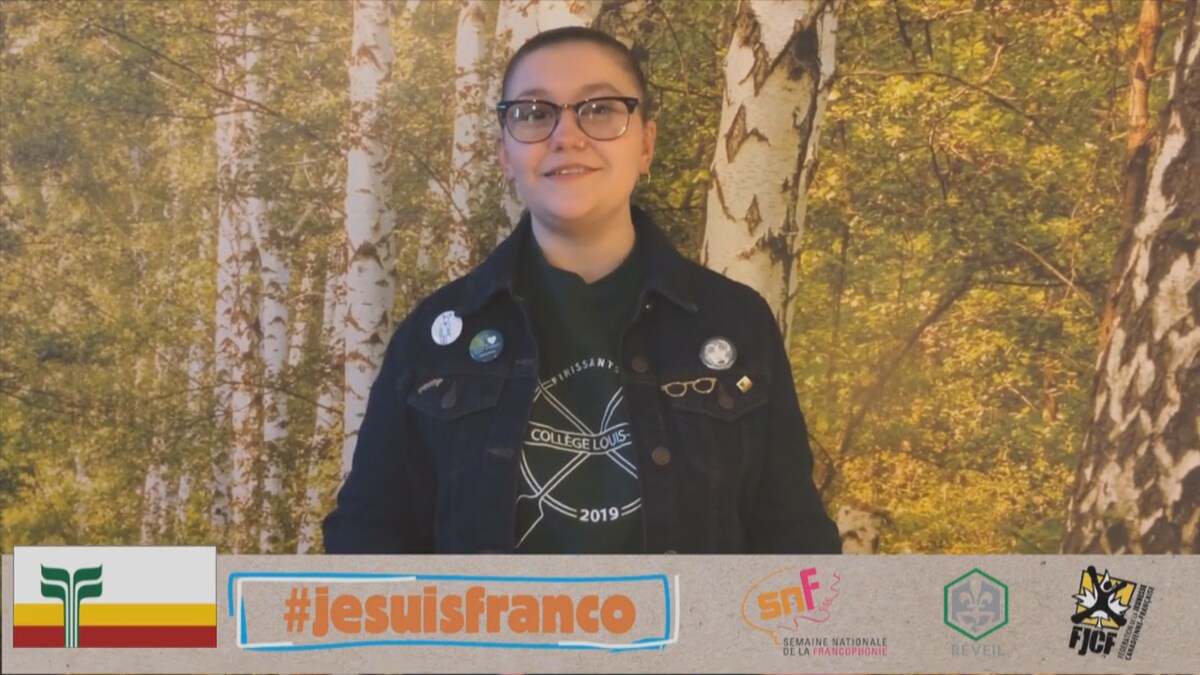 Une jeune fille portant des lunettes