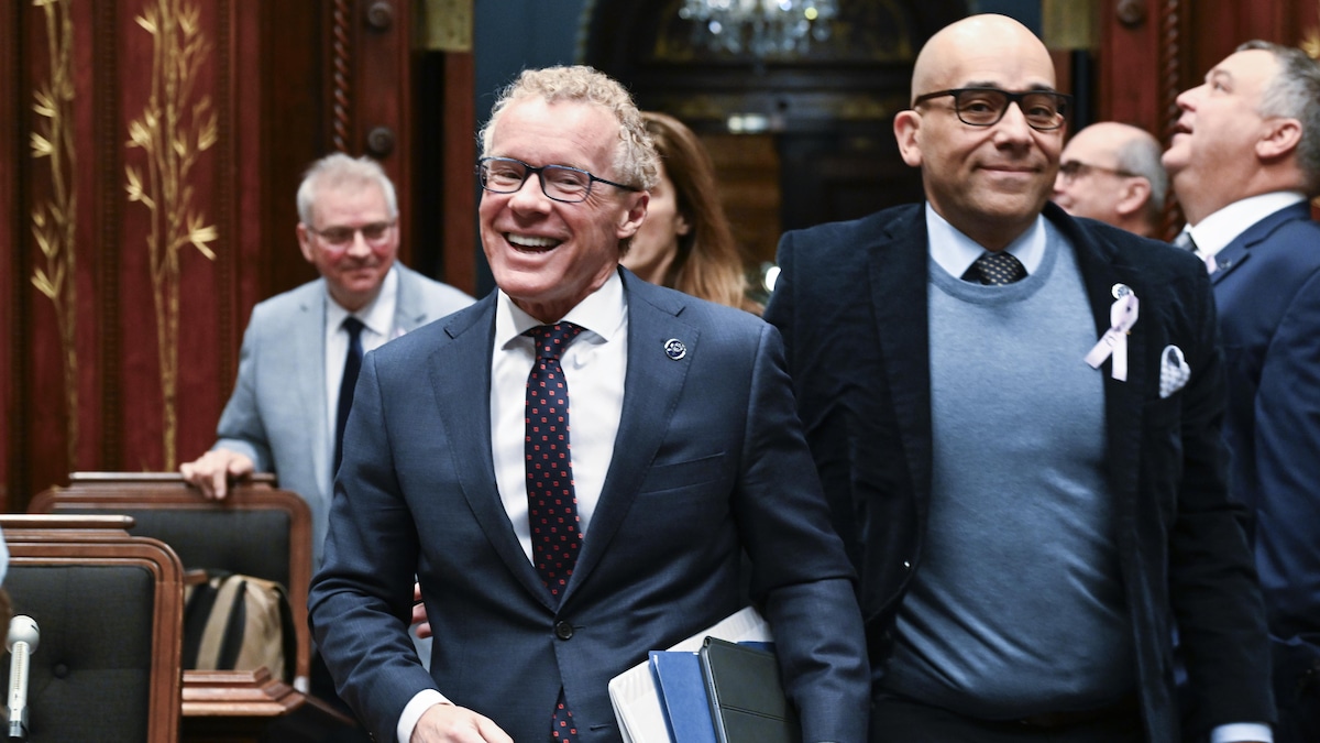 Le ministre Boulet arrivant en chambre en même temps que ses collègues de la CAQ.