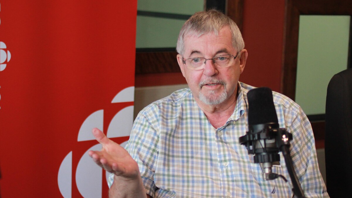 Jean-Claude Beauchemin dans le studio de Radio-Canada à Rouyn-Noranda.