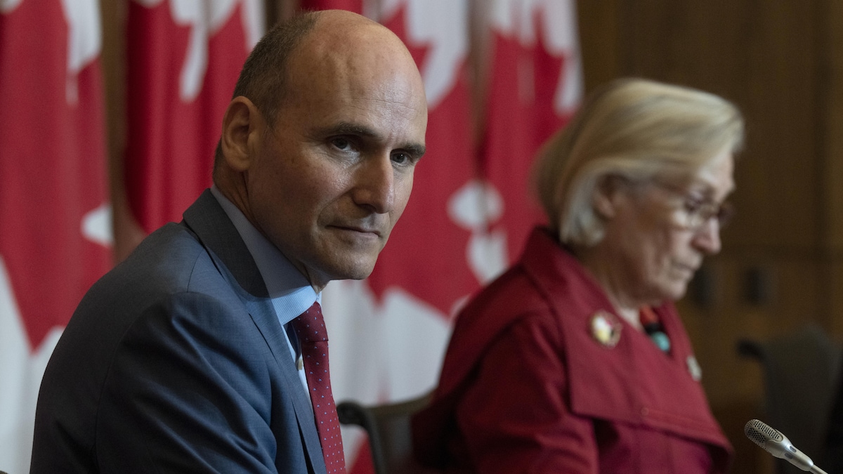 Jean-Yves Duclos (à gauche), et Carolyn Bennett (à droite) lors d'une conférence de presse à Ottawa.