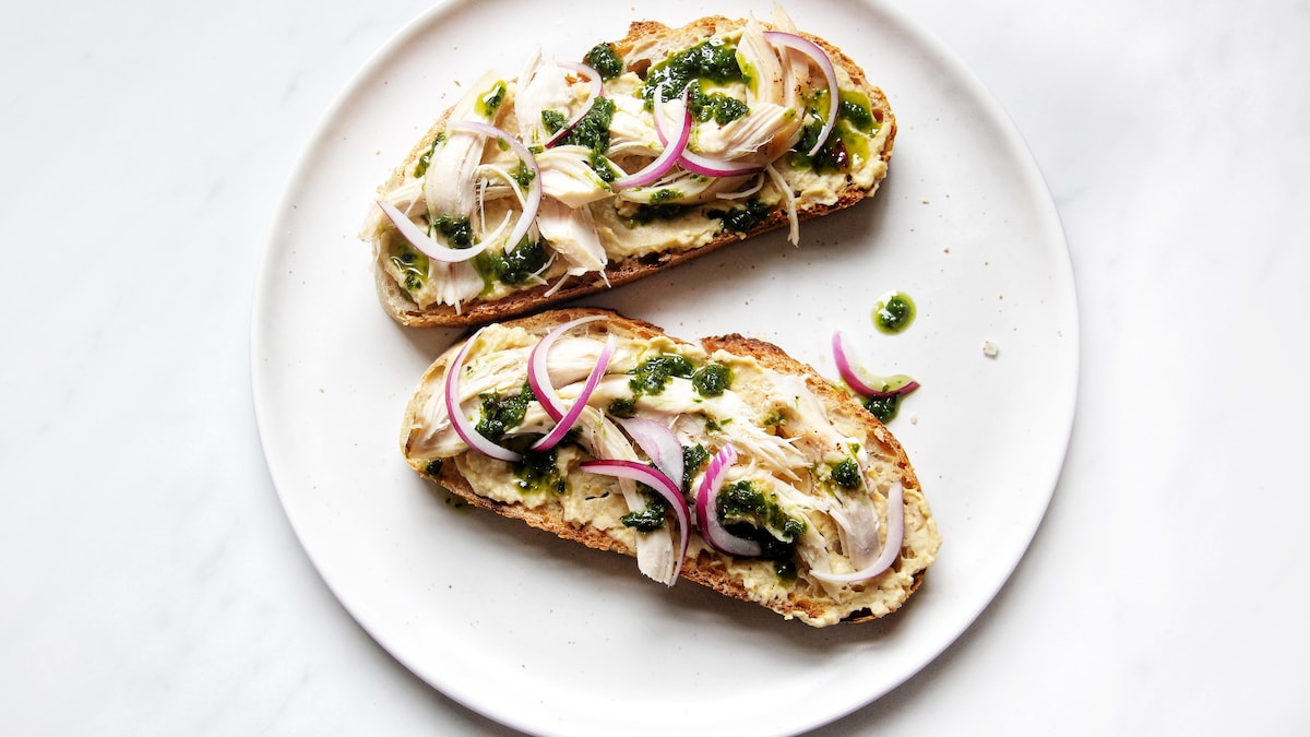 Tartines de poulet rôti au pesto et au houmous | Mordu