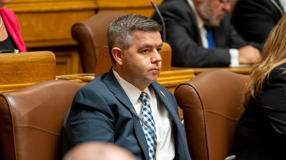 Le ministre saskatchewanais du Commerce et du Développement des exportations, de l’Immigration et de la Formation professionnelle ainsi que le ministre responsable d'Innovation Saskatchewan et de Tourisme Saskatchewan, Jeremy Harrison, à l'Assemblée législative le 26 octobre 2022.