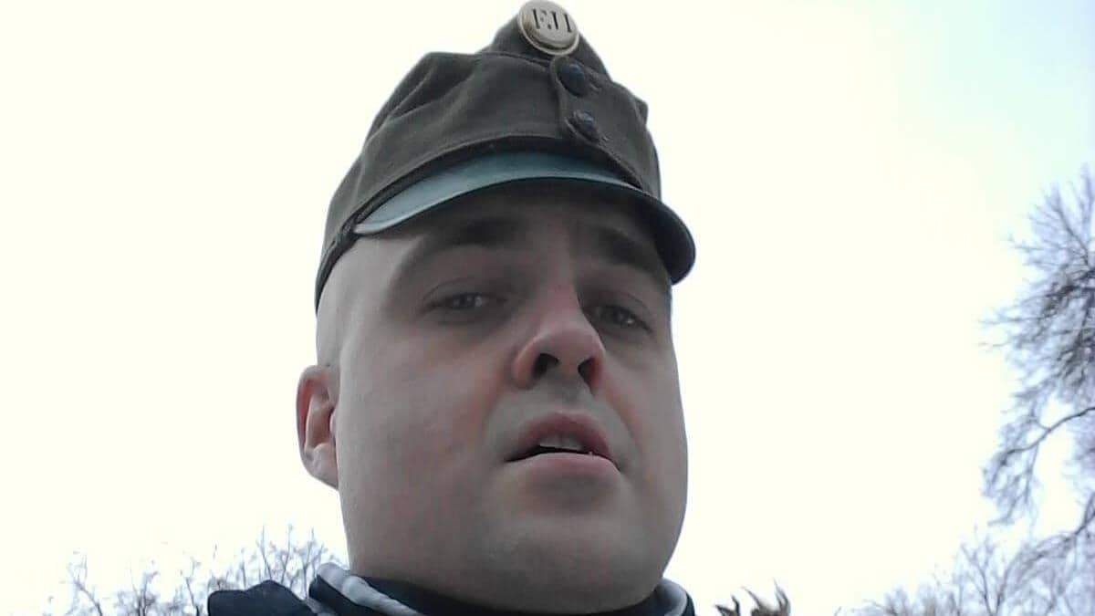 Jeremy  Skibicki portant une casquette à l'air militaire.