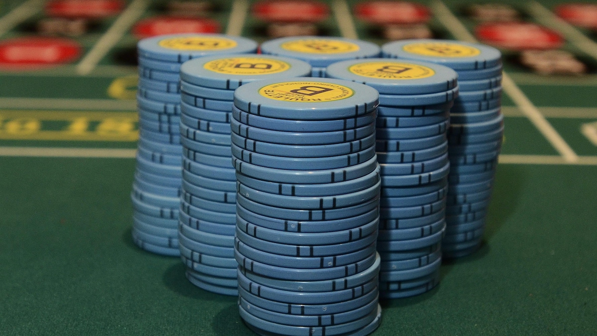 Photo de jetons sur une table de roulette dans un casino.