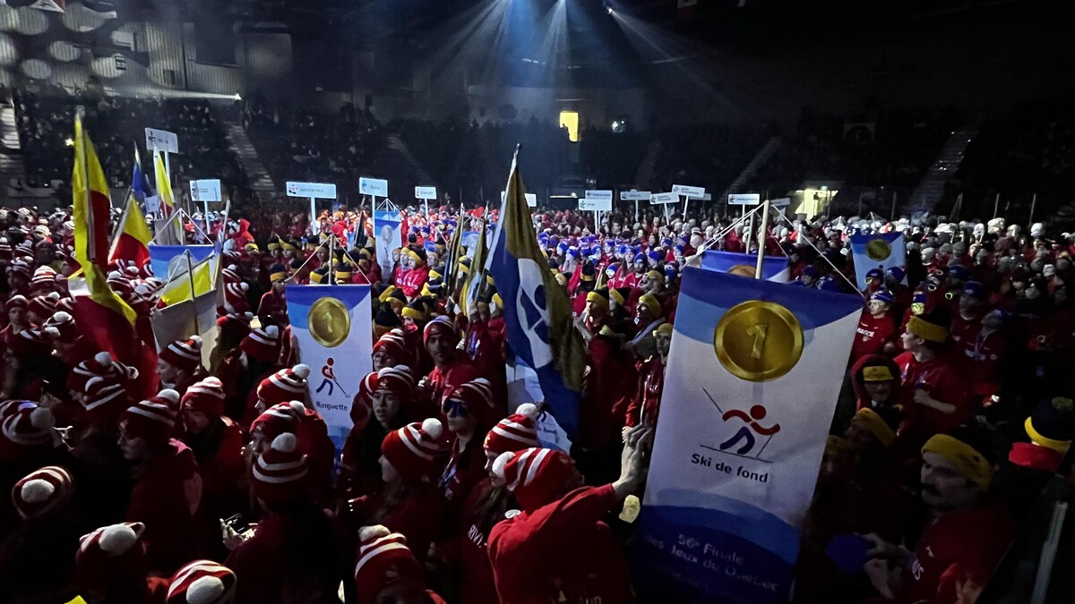 De jeunes sportifs célèbrent la fin de leurs compétitions dans un amphithéâtre.