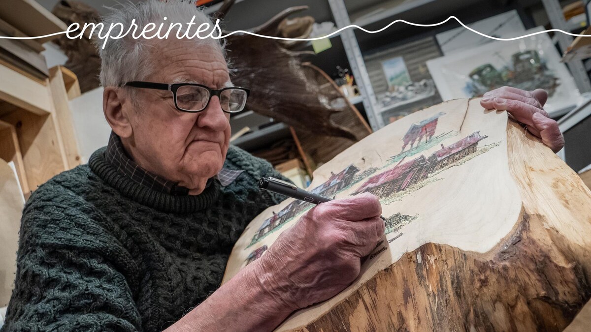 Un homme dessine sur une souche d'arbre