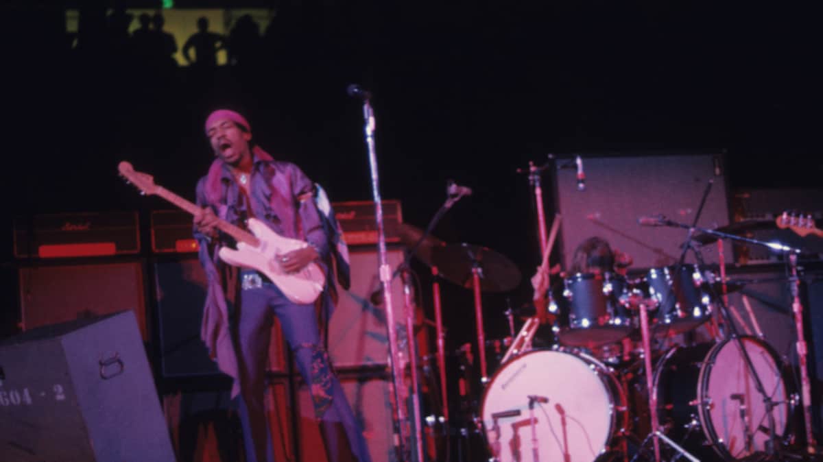 Jimmy Hendrix chante et joue de la guitare sur scène, sur une photo d'archives datant de 1969. 