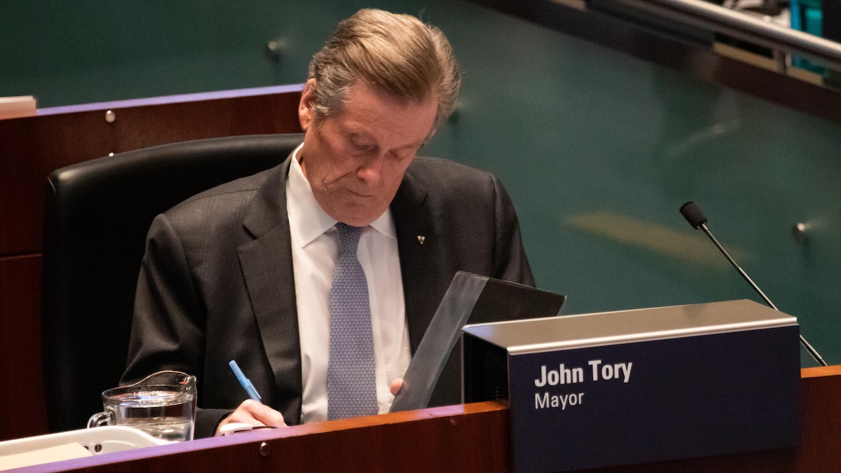Le maire John Tory prend des notes pendant les délibérations du conseil municipal sur le budget.