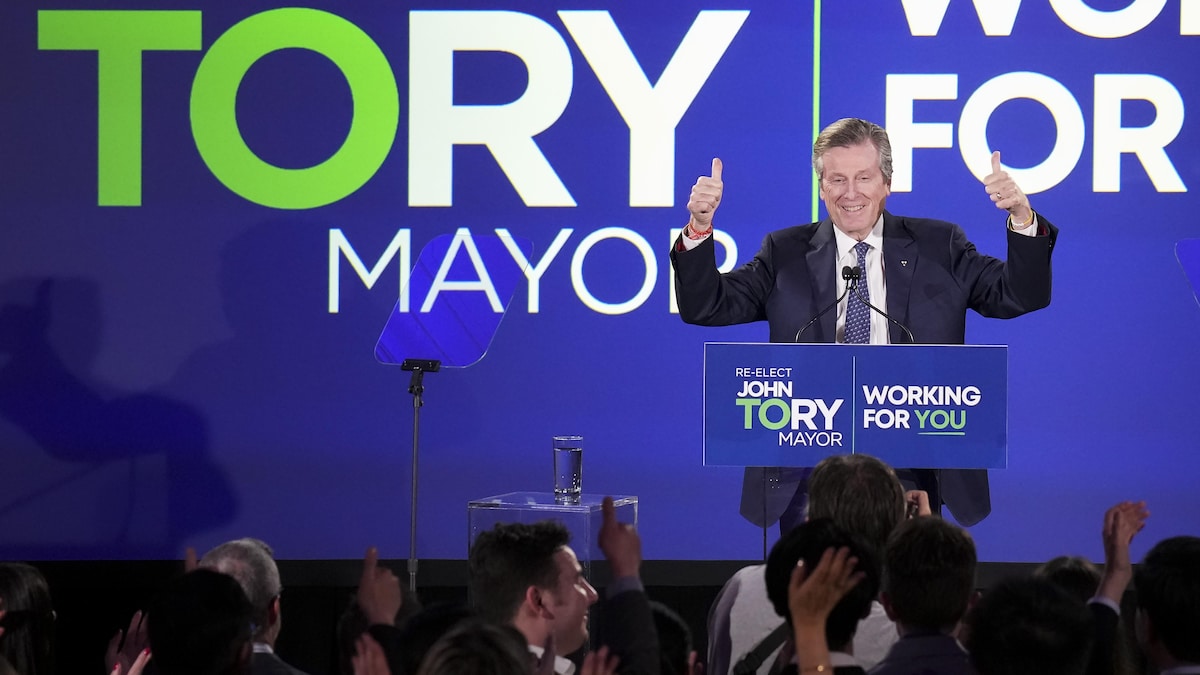 John Tory célèbre sa réélection lors d'un discours devant ses partisans.