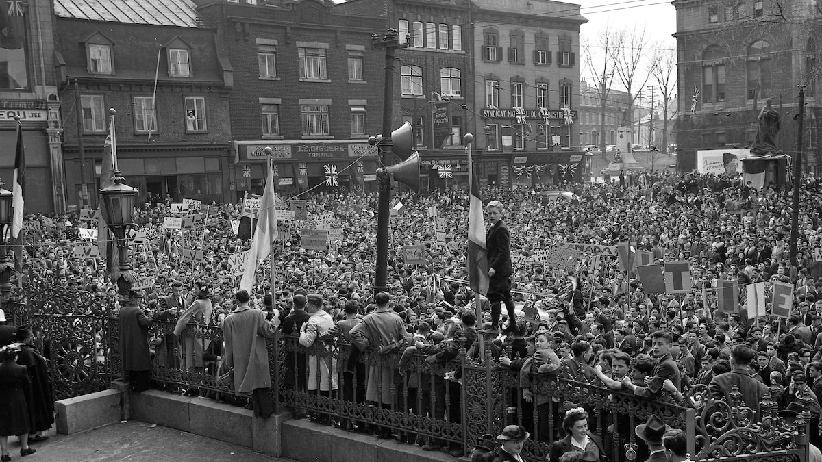 La foule en liesse lors du Jour de la Victoire du 8 mai 1945.