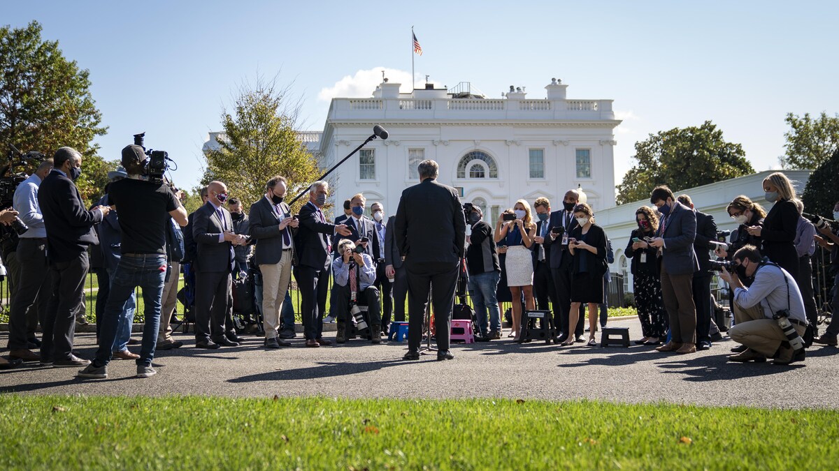 Le chef de cabinet de la Maison-Blanche, Mark Meadows, s'adresse aux médias le 2 octobre, à l'extérieur de la Maison-Blanche, à Washington. 