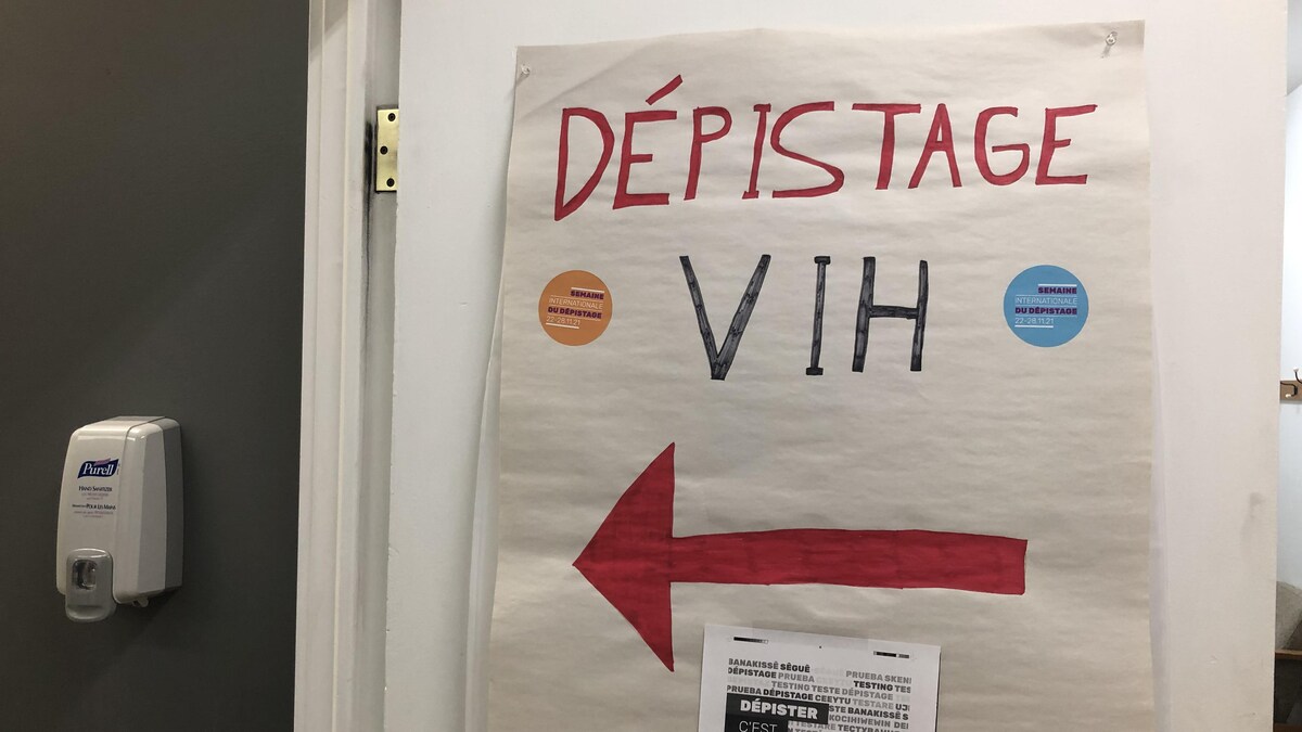 Une affiche indique Dépistage VIH avec une flèche.