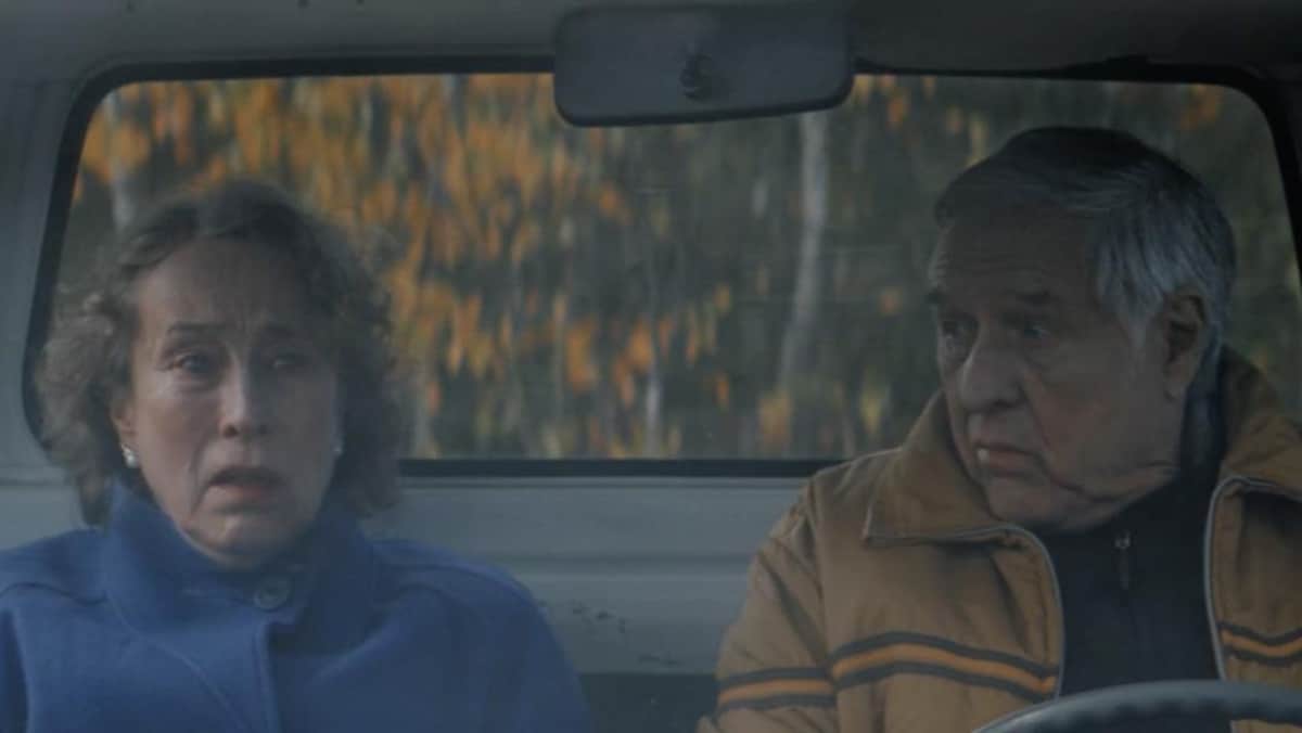 Les comédiens Pierre Curzi et Marie Tifo sont dans une voiture. 
