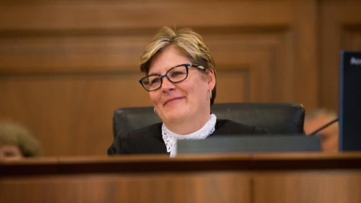 La juge Hogue, assise en cour.