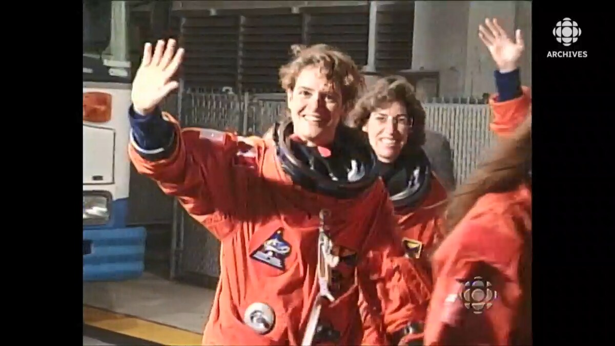 Julie Payette saluant la foule avec d'autres astronautes sur son trajet vers la navette Discovery à Cap Carnaveral.