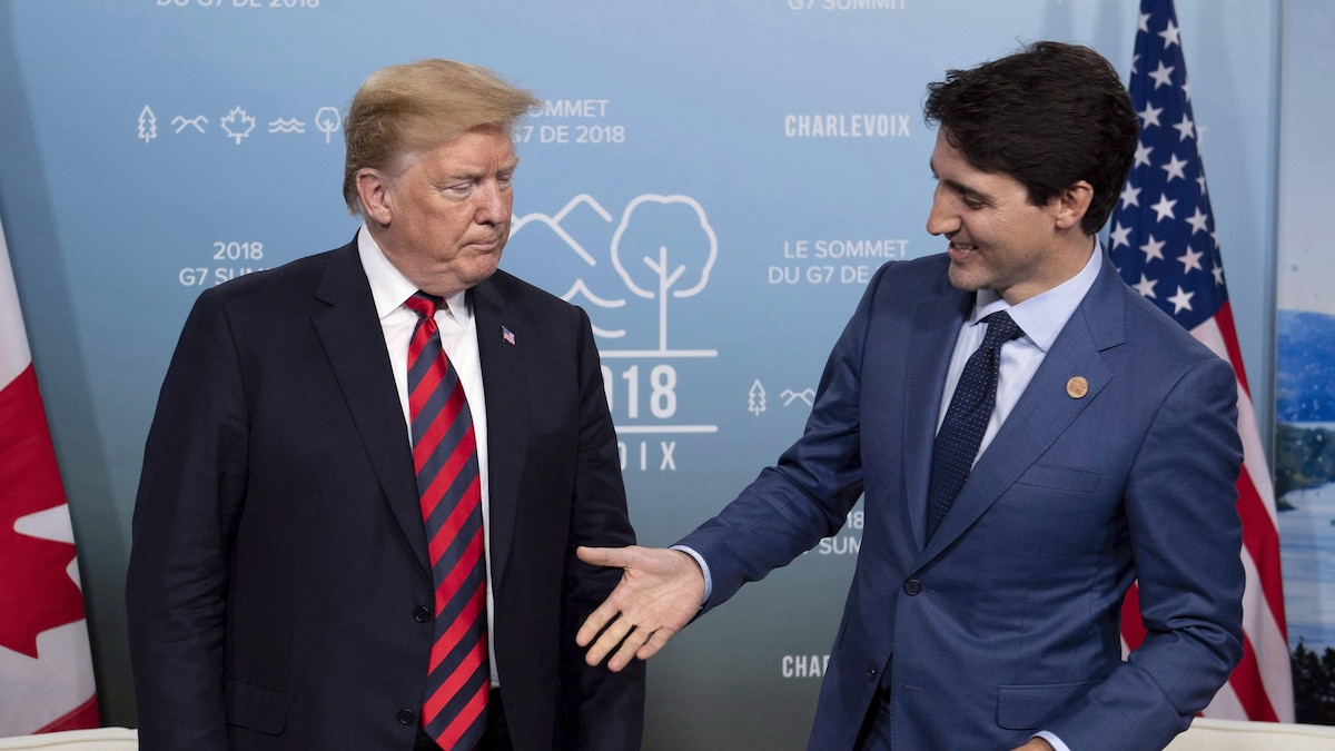Le président américain Donald Trump (à droite) regarde la main que lui tend le premier ministre canadien Justin Trudeau.