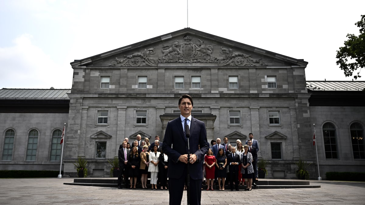 Le premier ministre Justin Trudeau devant ses ministres à Ottawa.