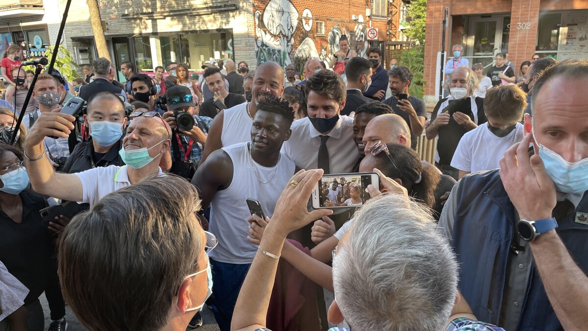 Justin Trudeau prend un bain de foule.