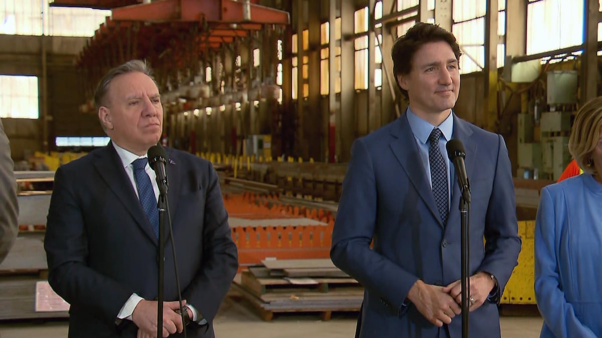 François Legault et Justin Trudeau lors d’une conférence de presse commune au chantier maritime Davie.