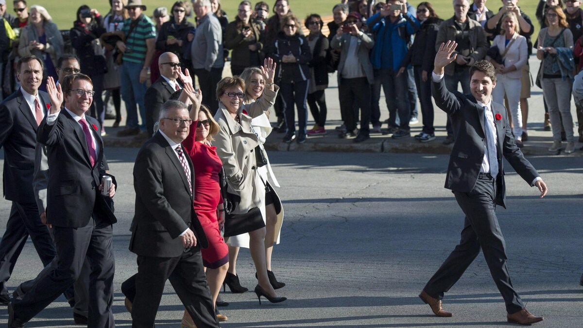 Justin Trudeau et les ministres de son cabinet à leur arrivée lors de la cérémonie d'assermentation le 4 novembre 2015