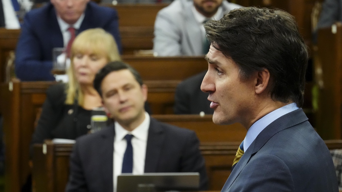 Justin Trudeau parle de biais devant plusieurs personnes qui le regardent. 