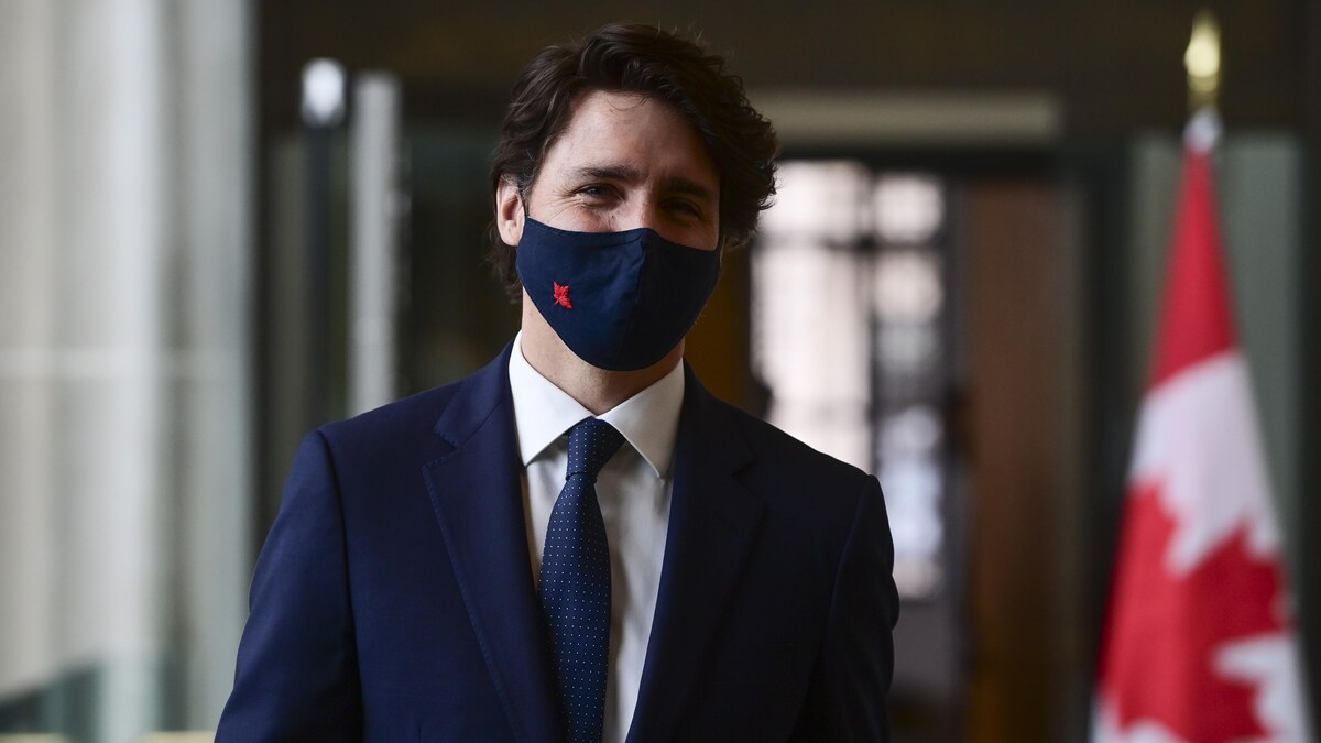 Le premier ministre Justin Trudeau arrive à une conférence de presse à Ottawa.