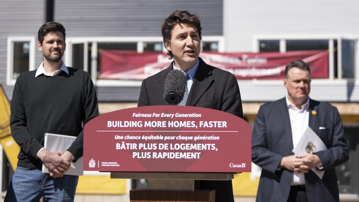 Justin Trudeau parle derrière un lutrin lors d'une conférence de presse.