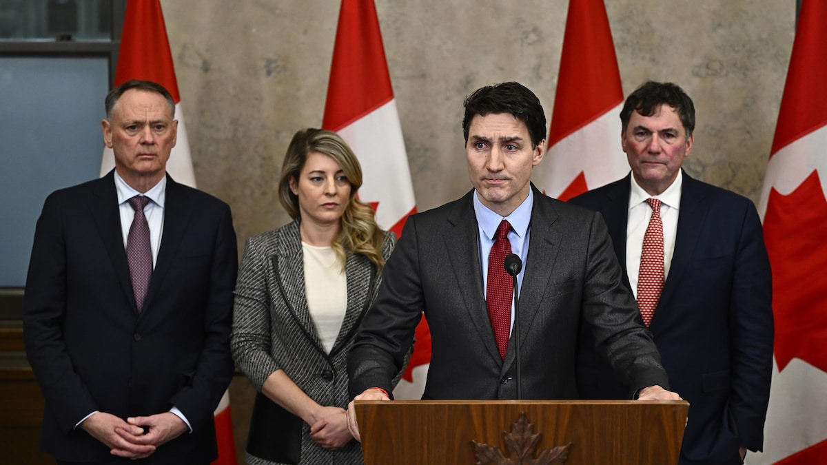 Le premier ministre Justin Trudeau prononce un discours entouré des ministres David McGuinty, Mélanie Joly et Dominic LeBlanc, le 1er février.