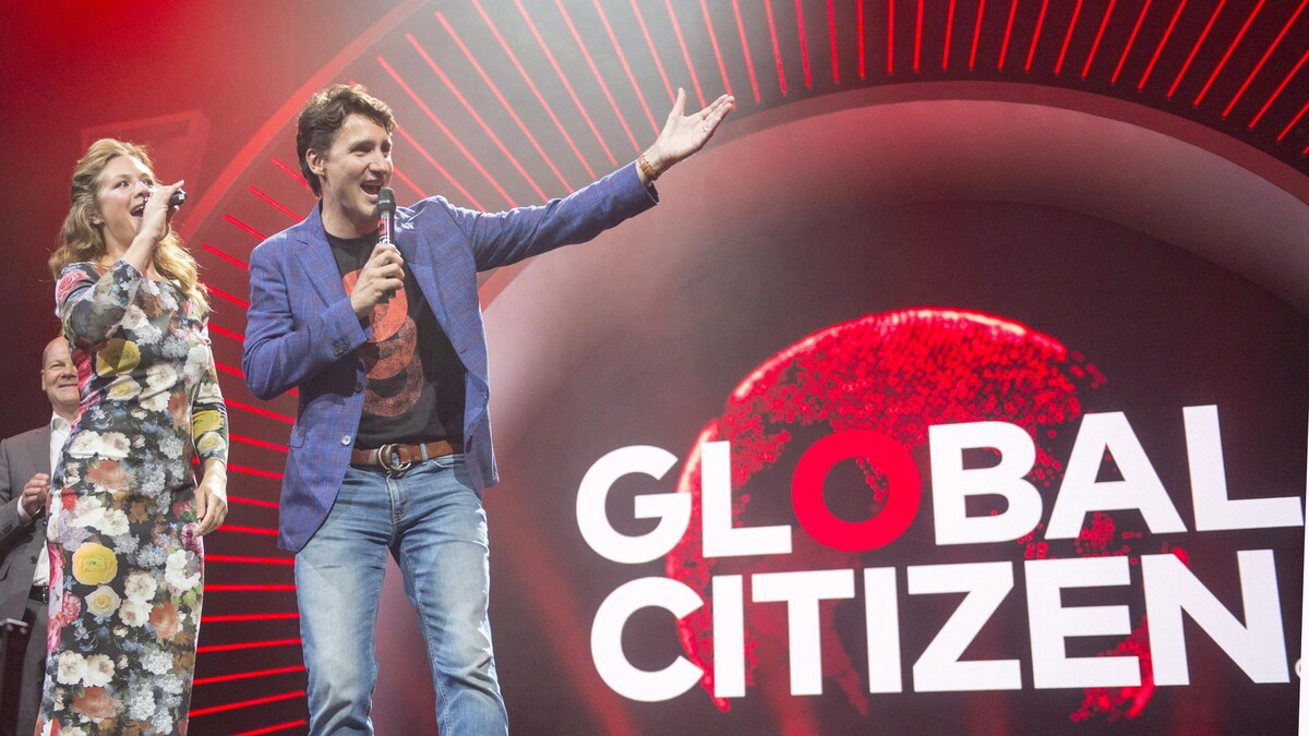 Le couple sur une scène devant le le logo de Global Citizen.