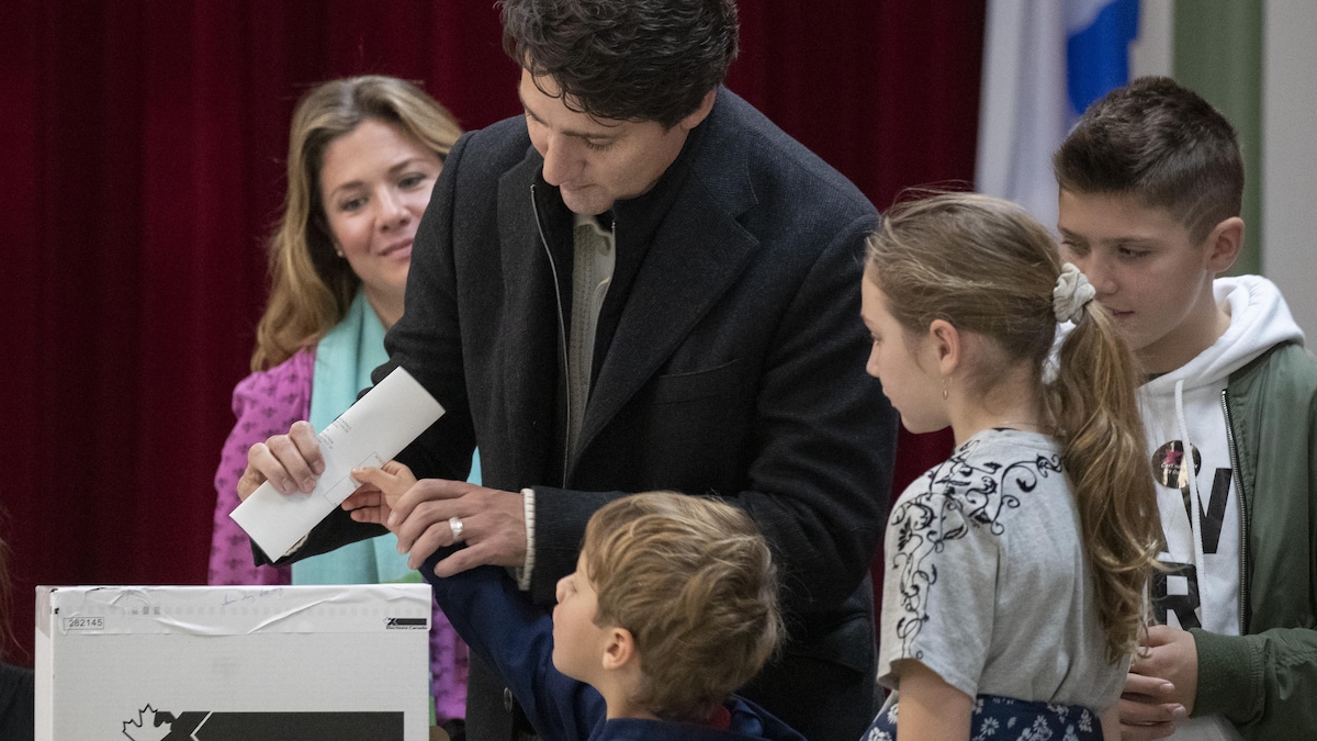 Entouré de sa conjointe Sophie Grégoire Trudeau et de ses enfants Ella-Grace Margaret, Hadrien et Xavier James, Justin Trudeau dépose son bulletin de vote dans l'urne.