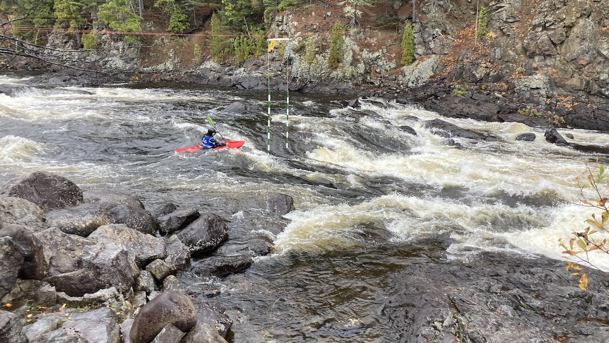 Des kayakistes prennent d’assaut la rivière aux Sables Le téléjournal