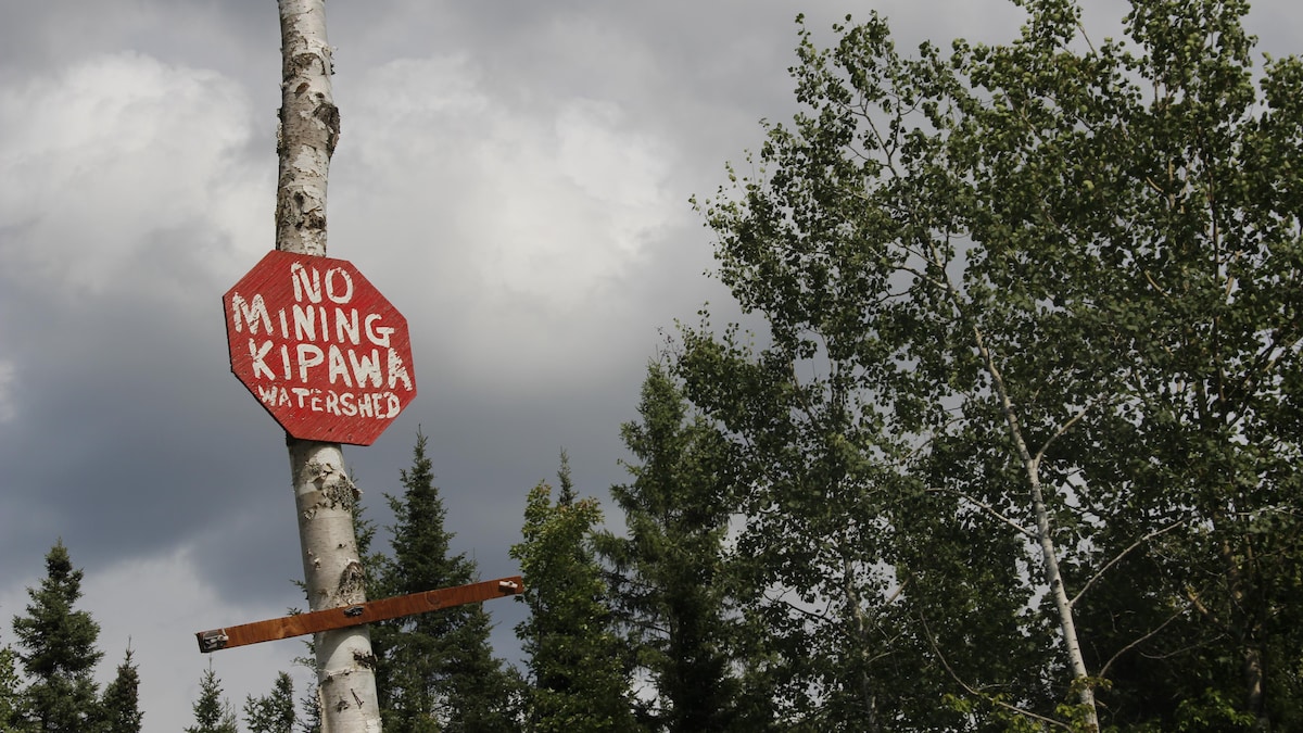 Un panneau sur lequel on peut lire « No mining Kipawa watershed ».