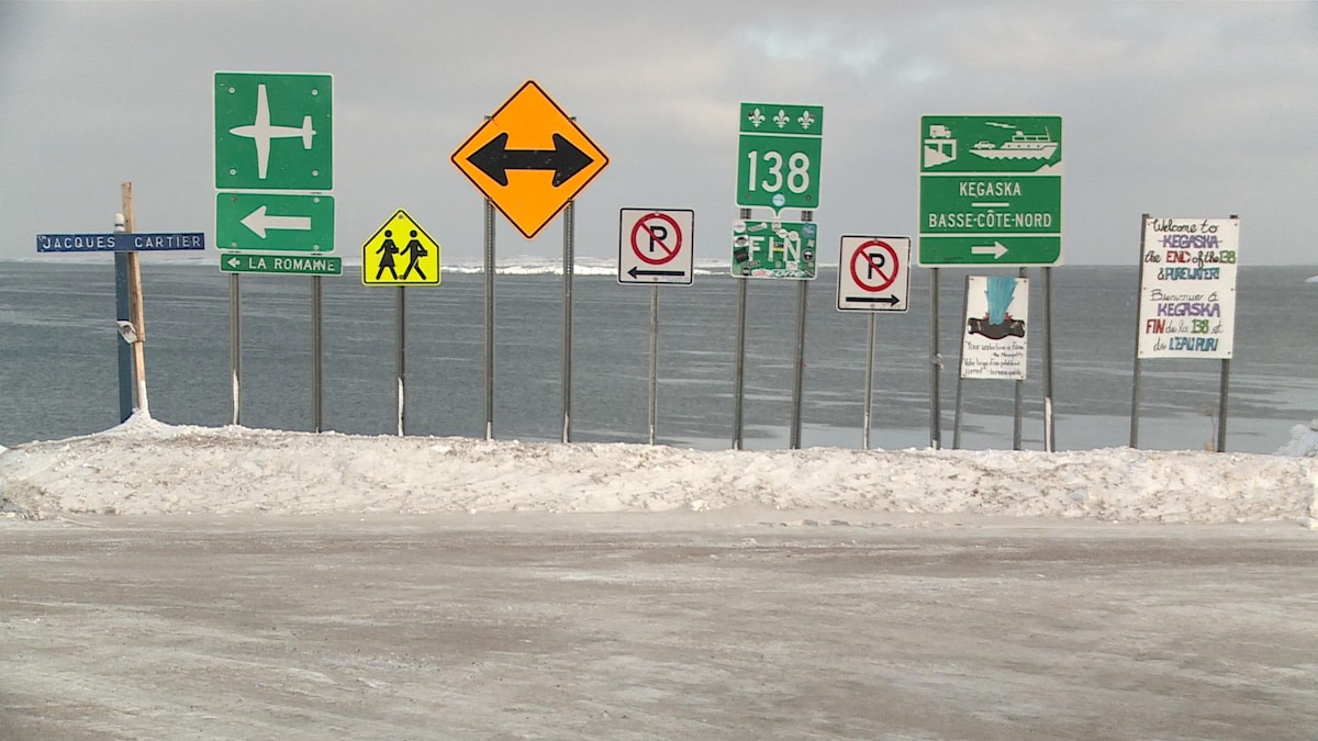 Panneaux annonçant la fin de la route 138 et les options de transport, par avion ou par bateau, pour continuer vers la Basse-Côte-Nord.