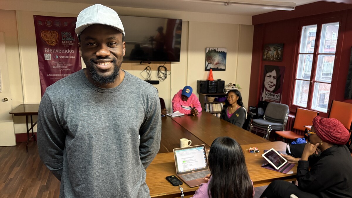 Kevin Agossa dans une salle de conférence.