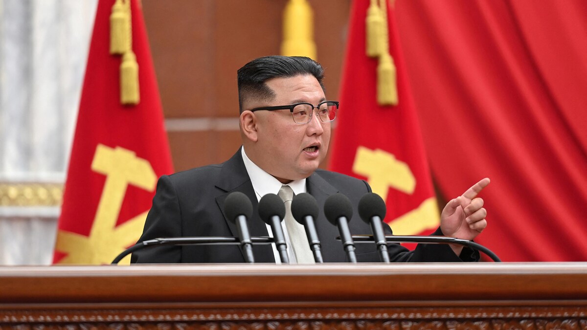 Kim Jong-un prononçant un discours derrière un lutrin.