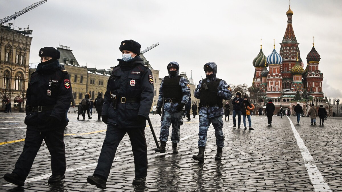 Des policiers patrouillent devant le Kremlin.
