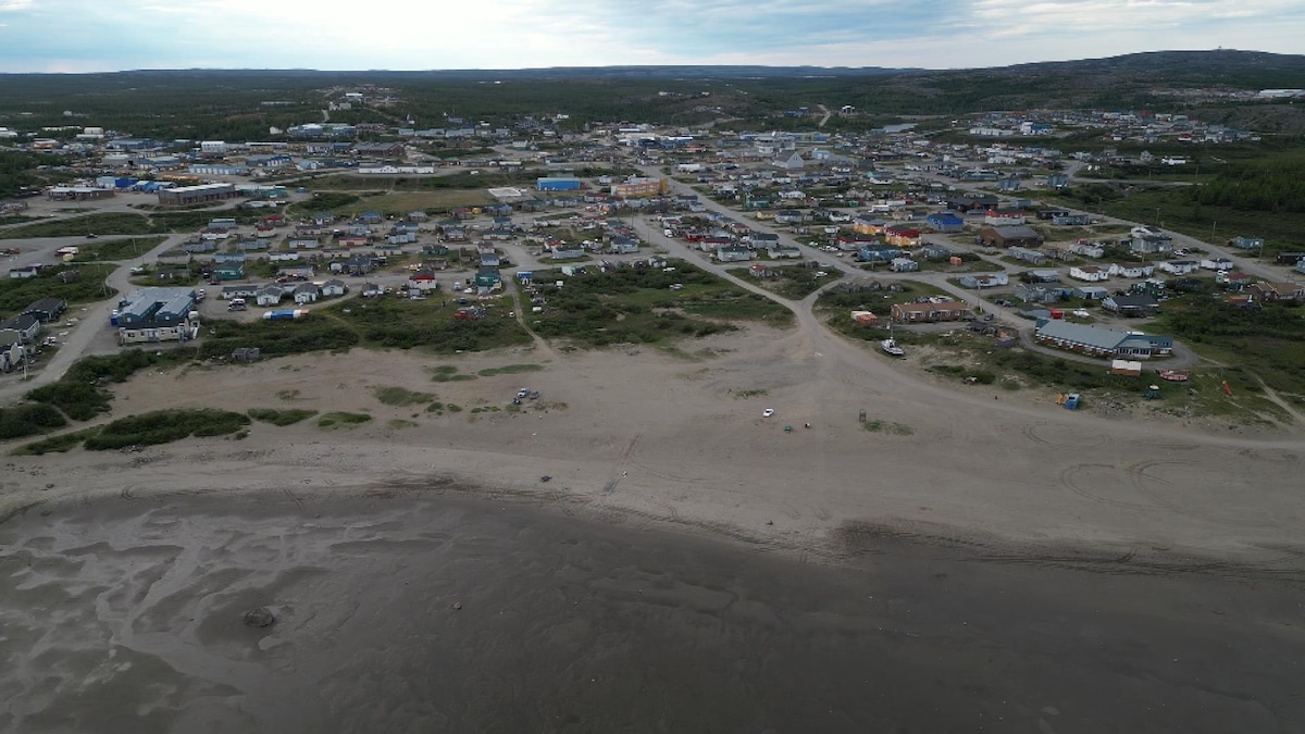 Le village de Kuujjuaq vu des airs.