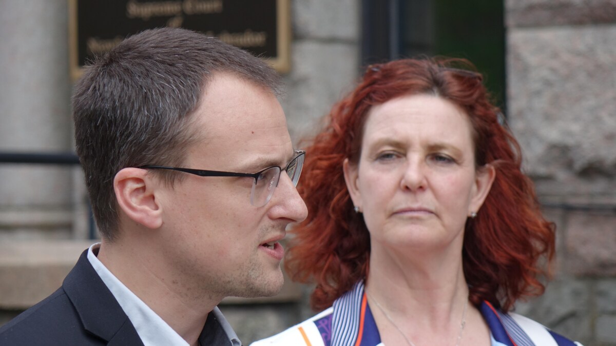 Kyle Rees et Alison Coffin devant la Cour suprême de Terre-Neuve-et-Labrador.