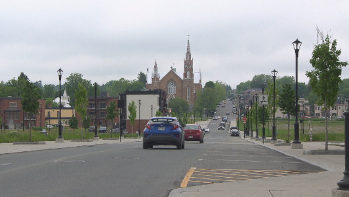 Une vue du centre-ville de Lac-Mégantic de jour.