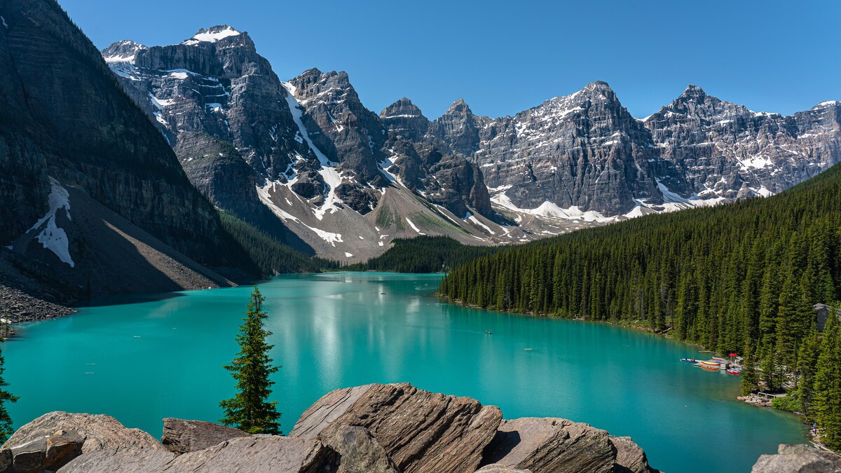 Le lac Morraine, dans le parc national Banff, est un des sites les plus populaires des Rocheuses. 