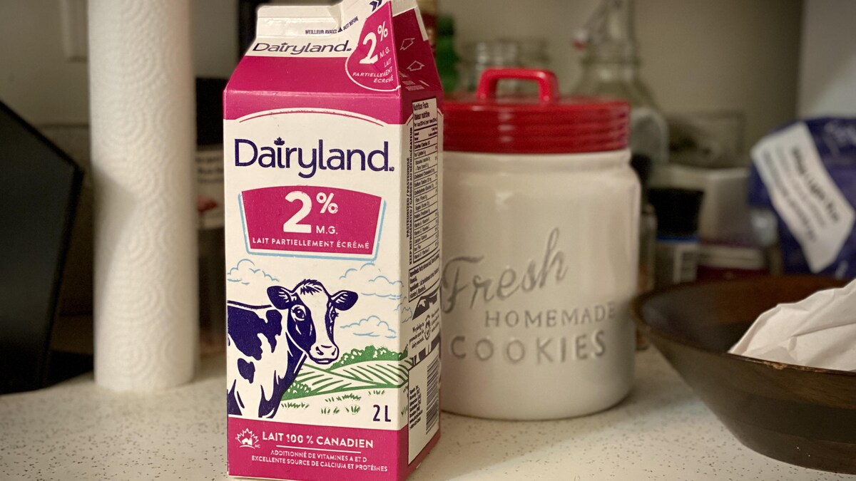 Un carton de lait est sur une table de cuisine.