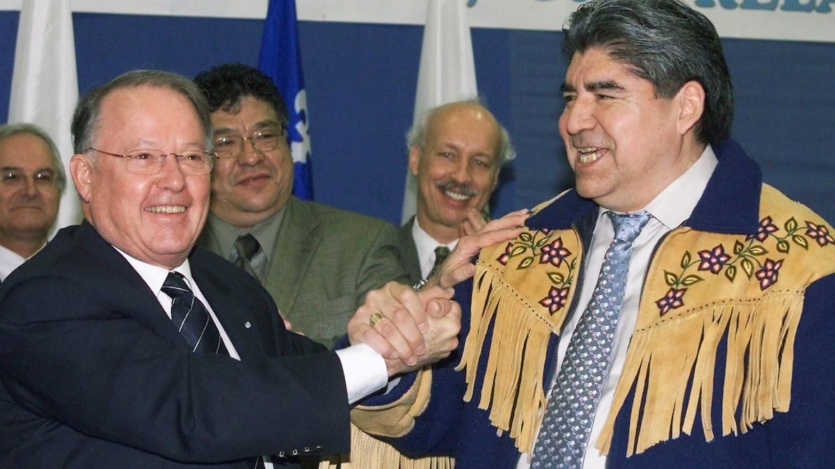 Le chef du Grand Conseil des Cris, Ted Moses, et le premier ministre du Québec, Bernard Landry. 