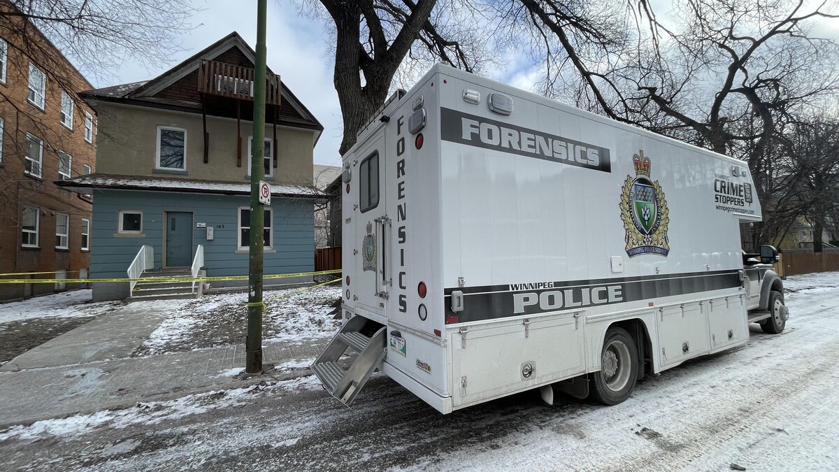 Un camion de l'Unité médico-légale de la police de Winnipeg devant une maison de la rue Langside, à Winnipeg, le 27 novembre 2023. 
