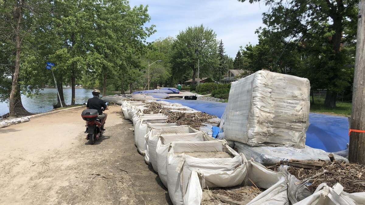 Une digue temporaire à Laval-Ouest, le 10 juin 2019.